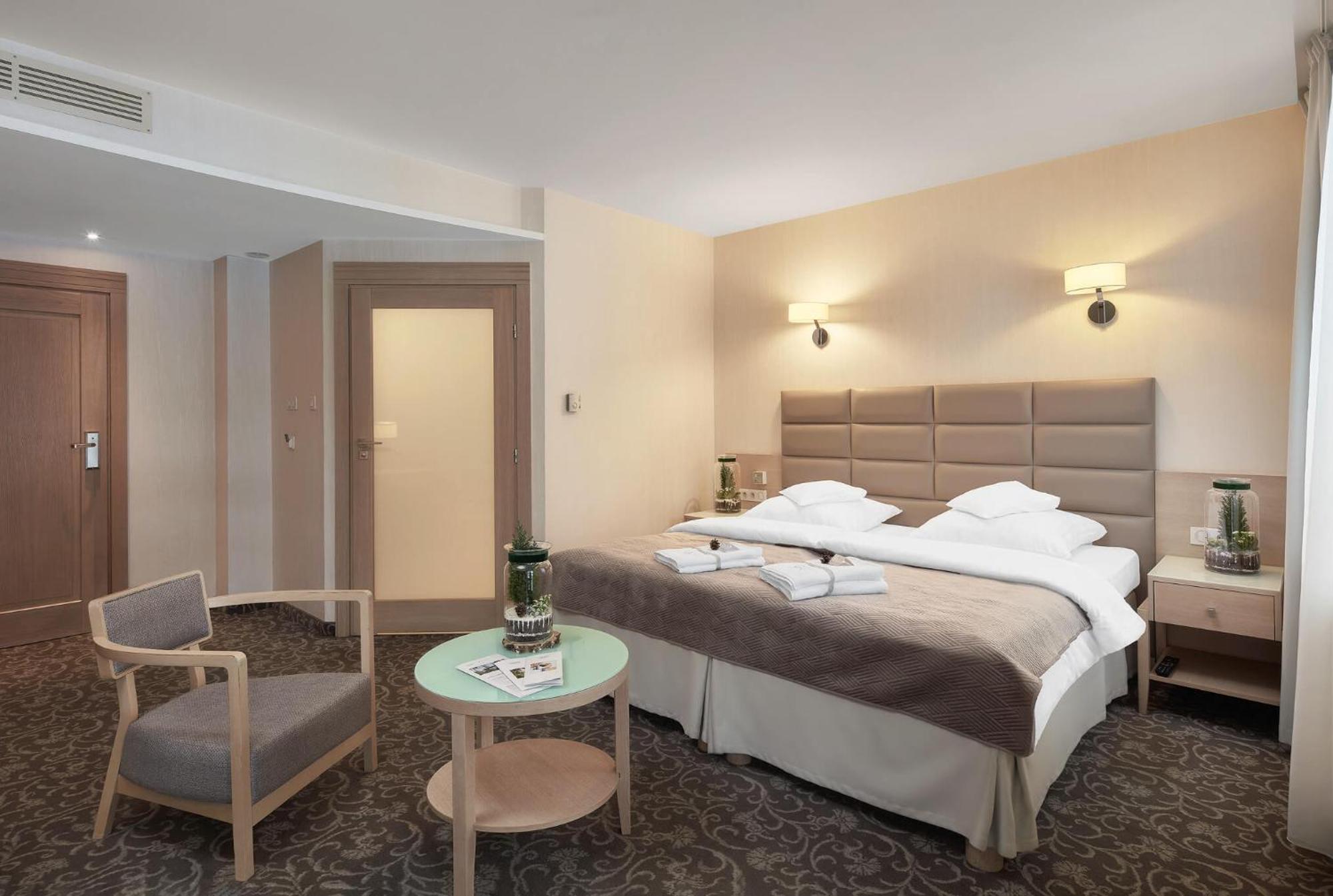 Columna Medica Hotel Lask Luaran gambar